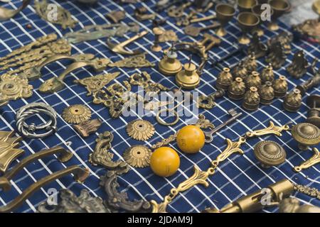 Oggetti d'antiquariato a Tbilisi mercato delle pulci, Georgia. Foto di alta qualità Foto Stock