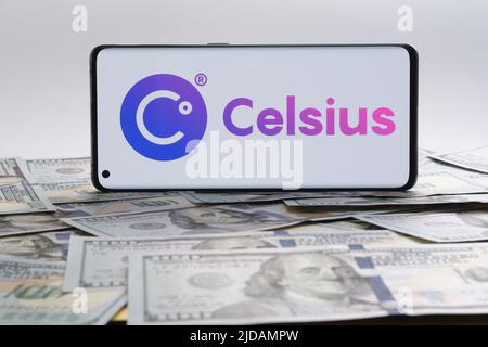 Logo Celsius Crypto Company visualizzato sullo smartphone apposto sulle banconote in dollari. Stafford, Regno Unito, 19 luglio 2022 Foto Stock