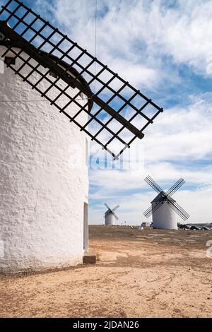 Vecchi mulini a vento bianchi contro un cielo blu in campo de Crippana, Castiglia la Mancha, Spagna. Foto Stock