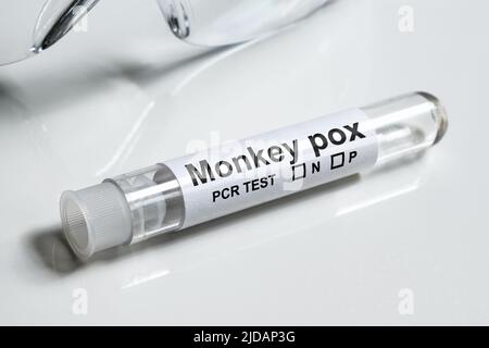 Provetta Monkeypox su piano medico bianco. Apparecchiatura per la diagnostica del virus del vaiolo della scimmia e la ricerca del vaiolo della scimmia. Concetto di scimmipox, testina PCR Foto Stock