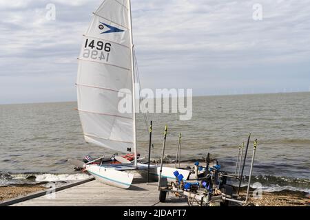 Kent, Regno Unito. 19th giugno 2022. Tankerton 60 minuti di vela gara 'Commodore 3 & 4' ha avuto luogo sotto acqua instabile in un ventoso pomeriggio estivo Today.Credit: Xiu Bao/Alamy Live News Foto Stock