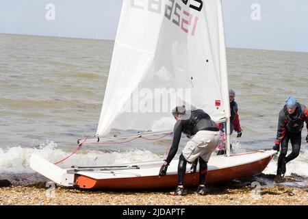 Kent, Regno Unito. 19th giugno 2022. Tankerton 60 minuti di vela gara 'Commodore 3 & 4' ha avuto luogo sotto acqua instabile in un ventoso pomeriggio estivo Today.Credit: Xiu Bao/Alamy Live News Foto Stock