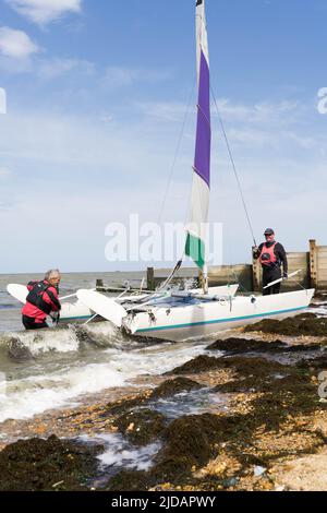 Kent, Regno Unito. 19th giugno 2022. Tankerton 60 minuti di vela gara 'Commodore 3 & 4' ha avuto luogo sotto acqua instabile in un ventoso pomeriggio estivo Today.Credit: Xiu Bao/Alamy Live News Foto Stock