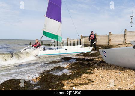 Kent, Regno Unito. 19th giugno 2022. Tankerton 60 minuti di vela gara 'Commodore 3 & 4' ha avuto luogo sotto acqua instabile in un ventoso pomeriggio estivo Today.Credit: Xiu Bao/Alamy Live News Foto Stock