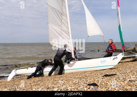 Kent, Regno Unito. 19th giugno 2022. Tankerton 60 minuti di vela gara 'Commodore 3 & 4' ha avuto luogo sotto acqua instabile in un ventoso pomeriggio estivo Today.Credit: Xiu Bao/Alamy Live News Foto Stock