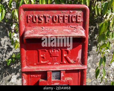 Postbox rosso tradizionale a Sway, New Forest, Hampshire, Regno Unito Foto Stock