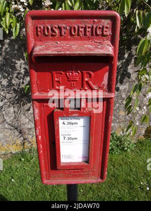 Postbox rosso tradizionale a Sway, New Forest, Hampshire, Regno Unito Foto Stock