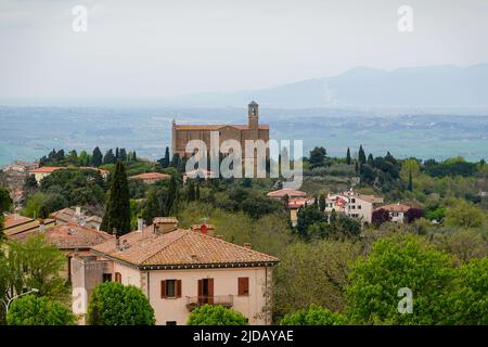 Vista dalla cima di Volterra del paesaggio e la Chiesa dei Santi giusto e Clemente è un'antica chiesa di Volterra, Pisa, Italia. Foto Stock