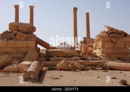 Palmyra, Siria. 18th giugno 2022. Il Tetrapylon danneggiato da Iside nel 2015, sito archeologico di Palmyra, giugno 18 2022. Sul retro, il Castello di Fakhr ad-DIN al-Maani. (Foto di Elisa Gestri /Sipa USA) Credit: Sipa USA/Alamy Live News Foto Stock