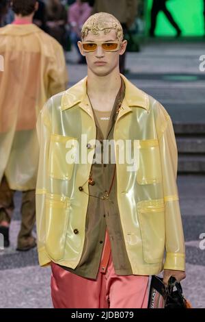 Milano, Italia. 18th giugno 2022. PISTA VERSACE SS23 durante la settimana della Moda di Milano il 2022 giugno - Milano, Italia. 18/06/2022 Credit: dpa/Alamy Live News Foto Stock