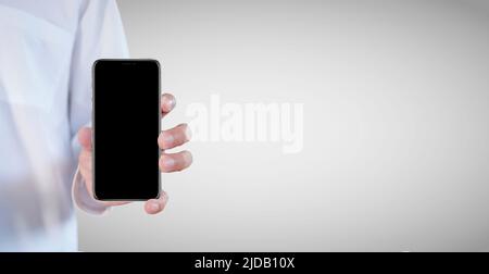 Mano uomo d'affari che mostra smartphone con schermo vuoto, isolato su sfondo bianco, copia spazio ritaglio percorso Foto Stock