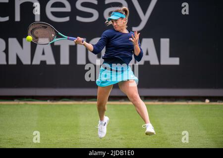 EASTBOURNE, INGHILTERRA - GIUGNO 19: Danka Kovinic del Montenegro gioca contro Magda Linette di Polonia durante i Singles delle Donne al Parco del Devonshire il 19 Giugno 2022 ad Eastbourne, Inghilterra. (Foto di Sebastian Frej) Credit: Sebo47/Alamy Live News Foto Stock