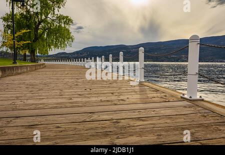 Kelowna Boardwalk, Canada. Passeggiata lungo il lungomare del lago Okanagan a Kelowna, British Columbia. Attività estiva, vacanza. Vista sulla strada, foto di viaggio, nessuno, c Foto Stock