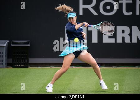 EASTBOURNE, INGHILTERRA - GIUGNO 19: Danka Kovinic del Montenegro gioca contro Magda Linette di Polonia durante i Singles delle Donne al Parco del Devonshire il 19 Giugno 2022 ad Eastbourne, Inghilterra. (Foto di Sebastian Frej) Credit: Sebo47/Alamy Live News Foto Stock