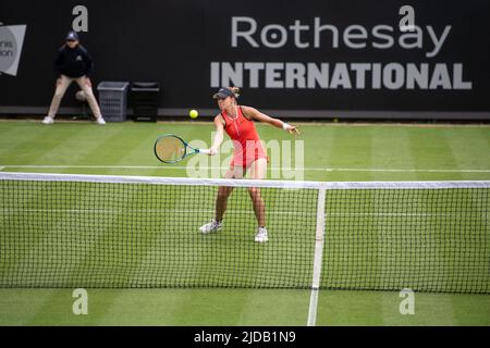 EASTBOURNE, INGHILTERRA - GIUGNO 19: Magda Linette di Polonia gioca contro Danka Kovinic del Montenegro durante i Singles delle Donne al Parco del Devonshire il 19 Giugno 2022 ad Eastbourne, Inghilterra. (Foto di Sebastian Frej) Credit: Sebo47/Alamy Live News Foto Stock