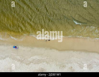 Vista aerea di Fort Morgan Beach sulla costa del Golfo dell'Alabama nel giugno 2022 Foto Stock