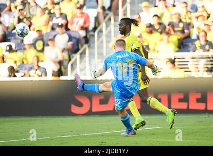 Nashville, Stati Uniti. 19 giugno 2022: Nashville SC in avanti C.J. Sapong (17) aggrava il portiere di Sporting Kansas City Tim Melia (29) durante la seconda metà di una partita MLS tra Sporting Kansas City e Nashville SC al Geodis Park di Nashville TN Steve Roberts/CSM Credit: CAL Sport Media/Alamy Live News Foto Stock