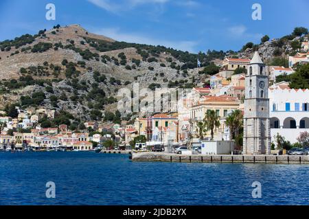 Torre dell'orologio SYMI sul lungomare del Porto di Gialos, Isola di Symi (Simi); Gruppo dell'Isola Dodecanese, Grecia Foto Stock