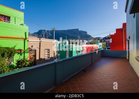 Case colorate patrimonio su Wale Street nel quartiere Bo-Kaap con Table Mountain in background; Città del Capo, Capo occidentale, Sud Africa Foto Stock