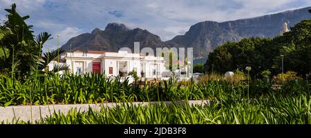 Galleria Nazionale del Sud Africa con il Devil's Peak e Table Mountain sullo sfondo; Città del Capo, Capo Occidentale, Sud Africa Foto Stock