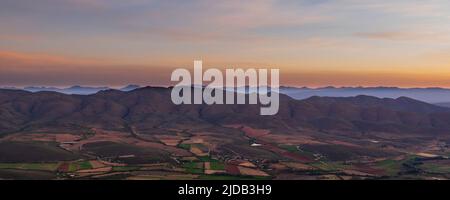 Cresta di montagna al tramonto lungo il Passo di Swartberg nella zona del Principe Alberto; Capo Occidentale, Sud Africa Foto Stock