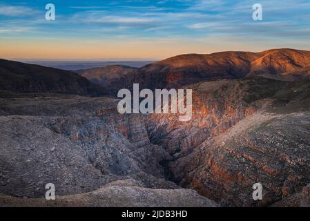 Catena montuosa con scogliere rocciose lungo lo Swartberg Pass nella zona del Principe Alberto; Capo Occidentale, Sud Africa Foto Stock