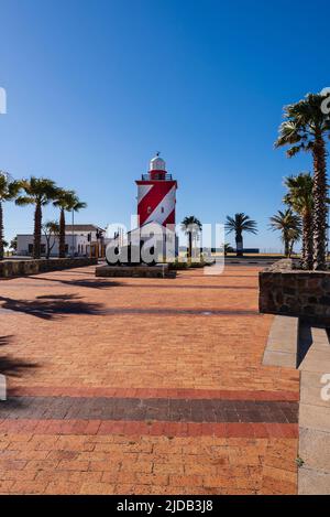Sea Point Promenade e il faro di Green Point a Città del Capo; Sea Point, Città del Capo, Sud Africa Foto Stock