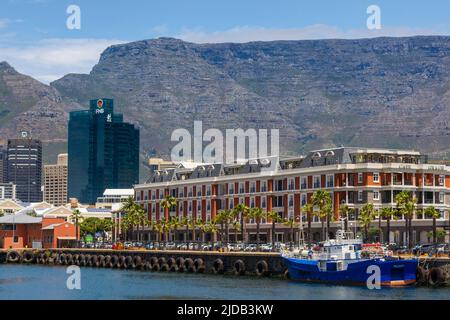 Il Cape Grace Hotel con edifici di uffici e Table Mountain sullo sfondo lungo il porto sul Lungomare Victoria and Alfred a Città del Capo Foto Stock