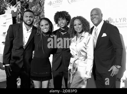 Glendale, CA. 18th giugno 2022. Robinson James Peete, Ryan Elizabeth Peete, Roman Peete, Holly Robinson-Peete, Rodney Peete partecipano al 2022 DesignCare Gala tenuto presso il Goodwill Southern California Store il 18 giugno 2022 a Glendale, California. Credit: Koi Sojer/Snap'n U Photos/Media Punch/Alamy Live News Foto Stock