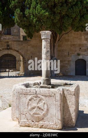 Primo piano della vecchia fontana battesimale in Piazza Argyrokastro, la città vecchia di Rodi, Rodi; gruppo dell'isola del Dodecaneso, Grecia Foto Stock