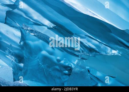 Primo piano di iceberg e scultura di ghiaccio naturale blu in Tracy Arm nella Tongass National Forest; Alaska sudorientale, Alaska, Stati Uniti d'America Foto Stock