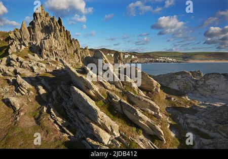 Le rocce di Morte Point, un aspro promontorio roccioso lungo la costa atlantica del Nord Devon, guardando verso Woolacombe da Mortehoe vicino Barnstapl... Foto Stock