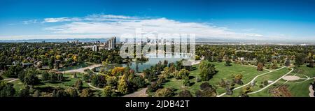 Vista panoramica della città di Denver con panoramica del lago Ferril e del parco cittadino; Colorado, Stati Uniti d'America Foto Stock