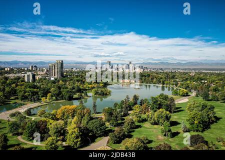 Vista panoramica della città di Denver con panoramica del lago Ferril e del parco cittadino; Colorado, Stati Uniti d'America Foto Stock