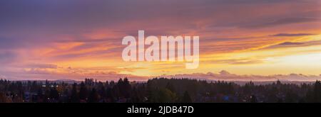 Panoramica del suggestivo tramonto scintillante cielo sulla terra; British Columbia, Canada Foto Stock