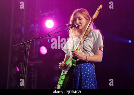 Newport, Regno Unito. 19th giugno 2022. Hester Chambers, cantante e chitarrista di supporto con la band inglese indie rock Wet leg dell'Isle of Wight UK che si esibisce dal vivo sul palco al Festival dell'isola di Wight. Credit: SOPA Images Limited/Alamy Live News Foto Stock