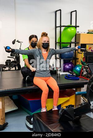 Una donna paraplegica che fa bilaterale cresce durante il suo allenamento con il suo allenatore: Edmonton, Alberta, Canada Foto Stock