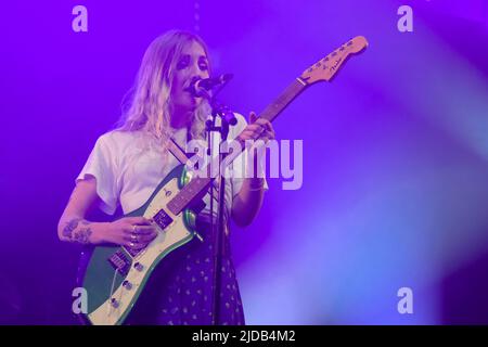 Newport, Regno Unito. 19th giugno 2022. Hester Chambers, cantante e chitarrista di supporto con la band inglese indie rock Wet leg dell'Isle of Wight UK che si esibisce dal vivo sul palco al Festival dell'isola di Wight. Credit: SOPA Images Limited/Alamy Live News Foto Stock