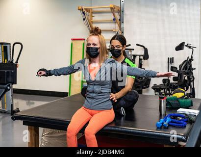 Una donna paraplegica che fa bilaterale cresce durante il suo allenamento con il suo allenatore: Edmonton, Alberta, Canada Foto Stock
