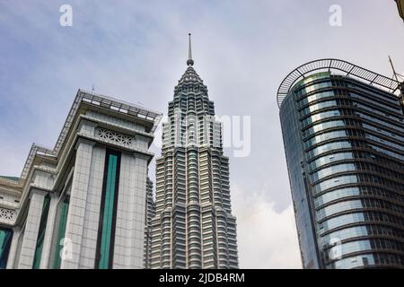 Kuala Lumpur, Malesia - 16 giugno 2022: Una torre delle torri gemelle KLCC tra la Banca Simpanan National o BSN torre. Torri gemelle Petronas, la f Foto Stock