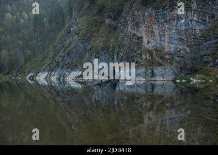 Acqua all'esterno della grotta Kapova con arte antica nei monti Urali; Russia Foto Stock