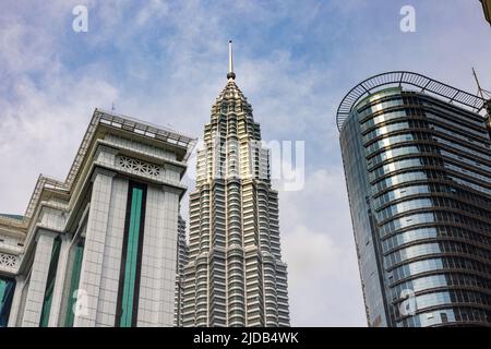 Kuala Lumpur, Malesia - 16 giugno 2022: Una torre delle torri gemelle KLCC tra la Banca Simpanan National o BSN torre. Torri gemelle Petronas, la f Foto Stock