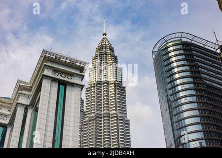 Kuala Lumpur, Malesia - 16 giugno 2022: Una torre delle torri gemelle KLCC tra la Banca Simpanan National o BSN torre. Torri gemelle Petronas, la f Foto Stock