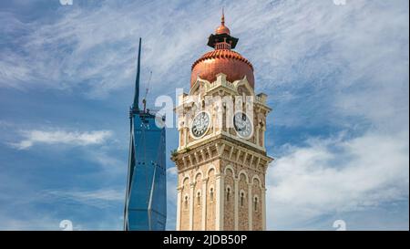 Kuala Lumpur, Malesia - 12 giugno 2022: Vecchia e nuova icona della capitale malese. La torre dell'orologio del Sultan Abdul Samad Building e il nuovo secondo t Foto Stock