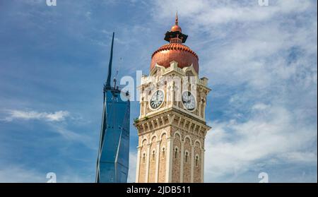 Kuala Lumpur, Malesia - 12 giugno 2022: Vecchia e nuova icona della capitale malese. La torre dell'orologio del Sultan Abdul Samad Building e il nuovo secondo t Foto Stock