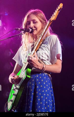 Newport, Regno Unito. 19th giugno 2022. Hester Chambers, cantante e chitarrista di supporto con la band inglese indie rock Wet leg dell'Isle of Wight UK che si esibisce dal vivo sul palco al Festival dell'isola di Wight. (Foto di Dawn Fletcher-Park/SOPA Images/Sipa USA) Credit: Sipa USA/Alamy Live News Foto Stock