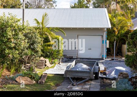 Casa di Sydney ad Avalon Beach con nuovi vialetti e opere di paesaggio di guida in fase di installazione, NSW, Australia Foto Stock