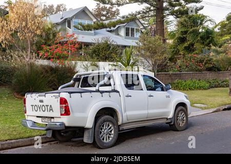 2014 modello bianco Toyota Hilux auto utilitaria parcheggiata in Avalon Beach strada, Sydney, NSW, Australia Foto Stock