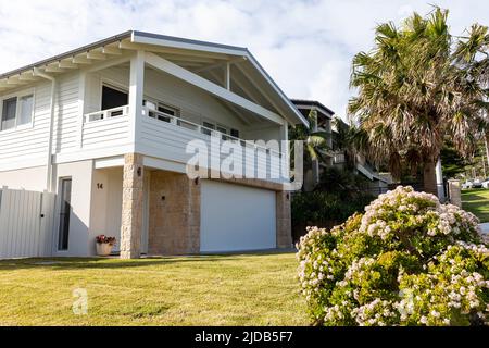 Casa indipendente Sydney nel sobborgo di Avalon Beach, con grande giardino e prato, Sydney, NSW, Australia Foto Stock