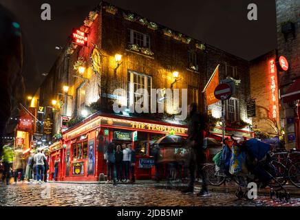 Dublino, Irlanda - 2 giugno 2022: Una vivace vita notturna della zona di Temple Bar a Dublino, Irlanda, un popolare quartiere storico di Dublino Foto Stock